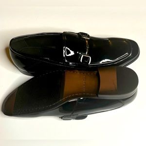 Men paten leather dress shoes with cross buckle.
